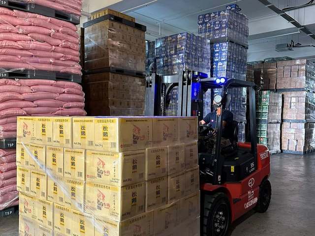 EP lithium-ion battery forklift moving pallets inside a warehouse